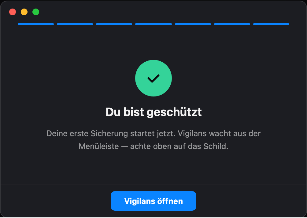 Letzter Einrichtungsschritt: ein grünes Häkchen mit der Nachricht „Du bist geschützt — deine erste Sicherung startet jetzt“