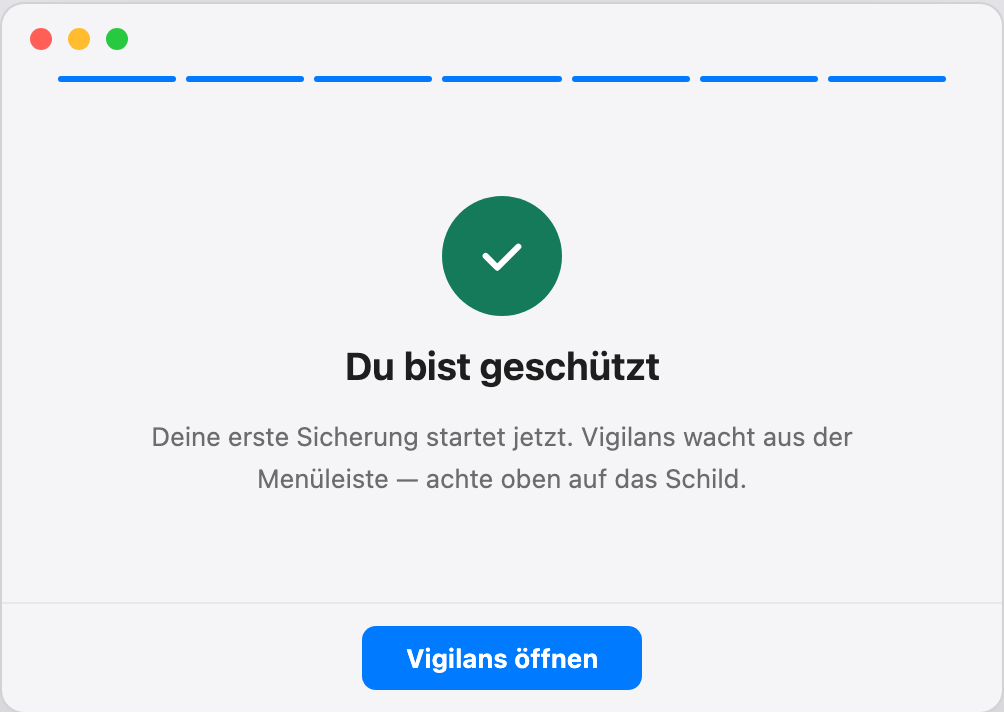 Letzter Einrichtungsschritt: ein grünes Häkchen mit der Nachricht „Du bist geschützt — deine erste Sicherung startet jetzt“